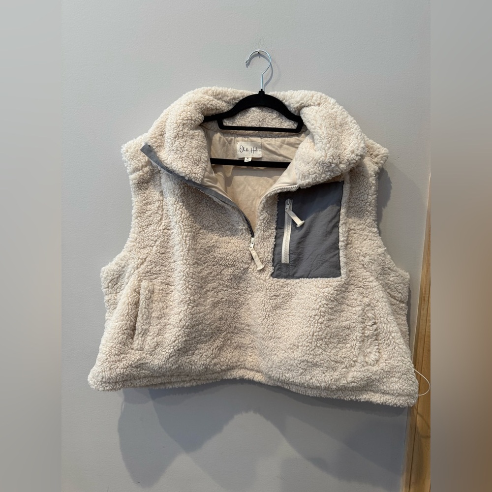 Oli & Hali Oversized Sherpa Vest - Picture 3 of 7